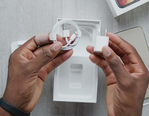 Động thái trên của hãng công nghệ Mỹ được giải thích là để phần nào cắt giảm phí nguyên liệu làm hộp, chi phí vận chuyển hàng hóa và đem lại một số lợi ích về môi trường. Dù vậy điều này lại ảnh hưởng trực tiếp đến lợi ích của khách hàng.