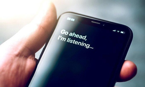 Dĩ nhiên, các cuộc hội thoại với Siri sẽ không được liên kết với thông tin cá nhân của bạn. Bằng cách này, khi dữ liệu được phân tích thì cũng không ai có thể biết được nó đến từ ai hay nguồn nào.