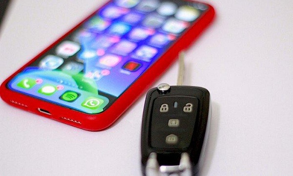 Kết hợp với dữ liệu về tình hình giao thông, iPhone dùng rất nhiều cảm biến trong điện thoại để xác định tốc độ lái xe của người dùng.