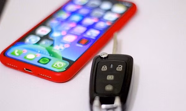 Kết hợp với dữ liệu về tình hình giao thông, iPhone dùng rất nhiều cảm biến trong điện thoại để xác định tốc độ lái xe của người dùng.