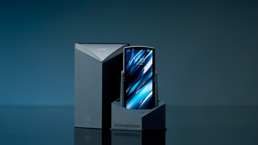 Theo GSMArena, Motorola Razr 5G gần như không có khác biệt về thiết kế so với phiên bản 2019 với màn hình gập lại hiện đại cùng một chút hoài cổ.