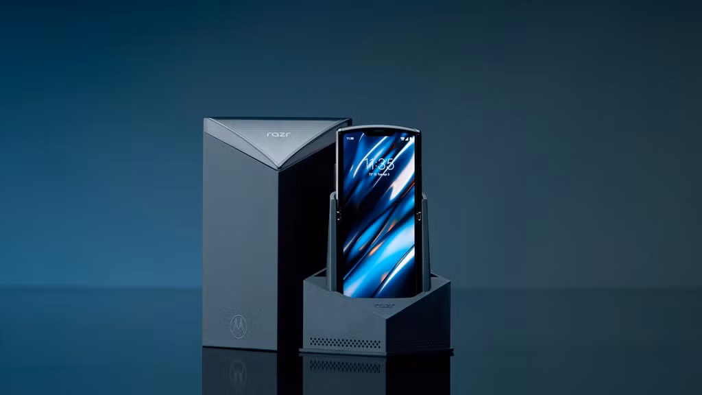 Theo GSMArena, Motorola Razr 5G gần như không có khác biệt về thiết kế so với phiên bản 2019 với màn hình gập lại hiện đại cùng một chút hoài cổ.