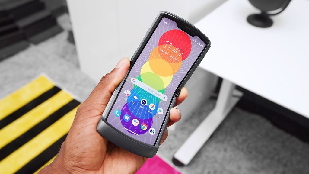 Ở phiên bản mới này, Motorola cũng tuyên bố đã cải thiện phần mềm với màn hình nhỏ bên ngoài có thể truy cập vào nhiều ứng dụng hơn như máy tính, Google News, YouTube...