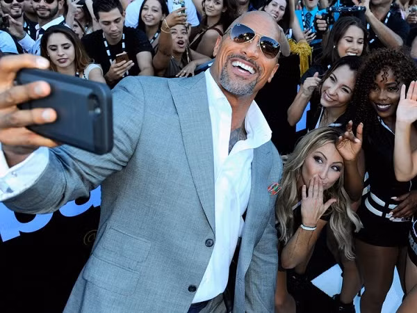 Mới đây The Rock chính thức trở thành gương mặt quảng cáo kiếm được nhiều tiền nhất trên mạng xã hội Instagram, theo thống kê Instagram Rich List 2020 của Hopper HQ.