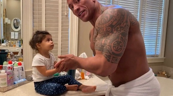 Khoảnh khắc The Rock chăm sóc con gái đăng tải trên Instagram làm tan chảy bao trái tim người hâm mộ bởi quá đáng yêu.