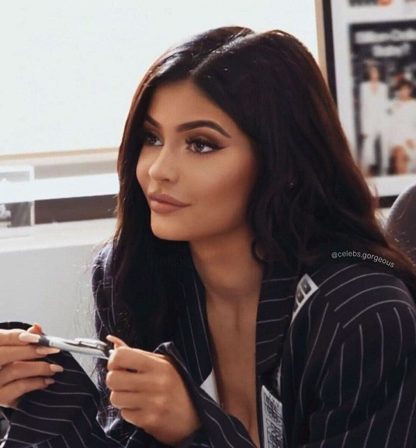 Kỷ lục về số tiền nhận được từ bài đăng trên Instagram từng thuộc về Kylie Jenner. Người mẫu đình đám này từng thu về 1,2 triệu USD cho mỗi bài đăng chứa quảng cáo vào năm ngoái trên trang Instgram 181.500.000 người theo dõi.