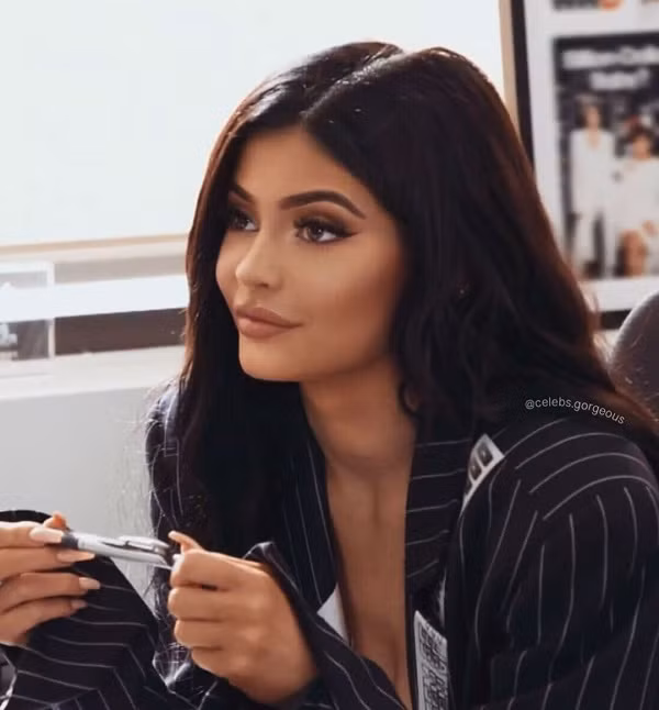Kỷ lục về số tiền nhận được từ bài đăng trên Instagram từng thuộc về Kylie Jenner. Người mẫu đình đám này từng thu về 1,2 triệu USD cho mỗi bài đăng chứa quảng cáo vào năm ngoái trên trang Instgram 181.500.000 người theo dõi.