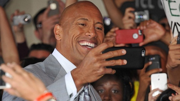 Hiện Dwayne Johnson đang sở hữu số tài sản ròng trị giá trên 320 triệu USD, và là một trong những nam nghệ sĩ được trả lương hậu hĩnh nhất ở kinh đô điện ảnh Hollywood.