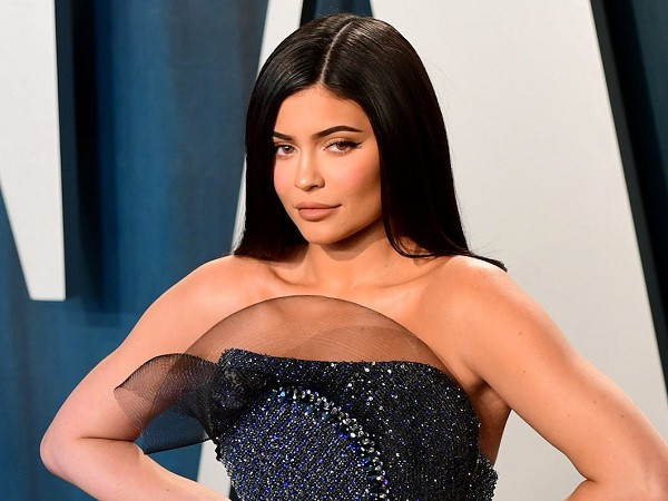 Tuy nhiên, hiện tại Kylie Jenner đã bị The Rock ''soán ngôi'' trong bảng xếp hạng những ngôi sao giải trí giàu nhất Instagram và chỉ nhận 986,000 USD cho mỗi bài quảng cáo. Đứng thứ 3 là siêu sao bóng đá Cristiano Ronaldo với 889,000 USD.