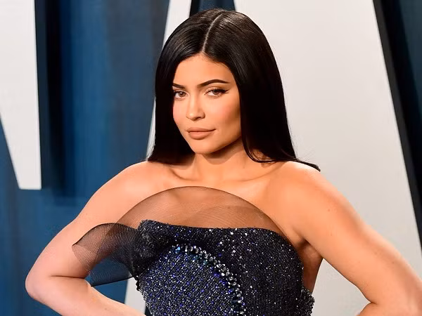 Tuy nhiên, hiện tại Kylie Jenner đã bị The Rock ''soán ngôi'' trong bảng xếp hạng những ngôi sao giải trí giàu nhất Instagram và chỉ nhận 986,000 USD cho mỗi bài quảng cáo. Đứng thứ 3 là siêu sao bóng đá Cristiano Ronaldo với 889,000 USD.