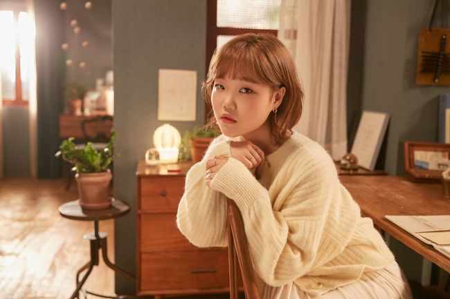 Lee Suhyun (AKMU) có 1,45 triệu người theo dõi. Nữ ca sĩ có 60 triệu lượt xem trên 87 video, thu nhập ước tính của Lee Suhyun là 12.300 USD/tháng, tương đương 147.000 USD/năm.