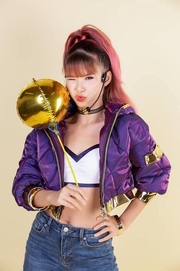 Là một trong những nữ ca sĩ đình đám thuộc thế hệ 9x với bản hit "Là con gái thật tuyệt", "Vì sao",... Khởi My không còn là cái tên xa lạ với những người yêu âm nhạc. Nữ ca sĩ còn được biết đến với vai trò MC và trở thành khách mời của nhiều chương trình, gameshow nổi tiếng được giới trẻ yêu thích.