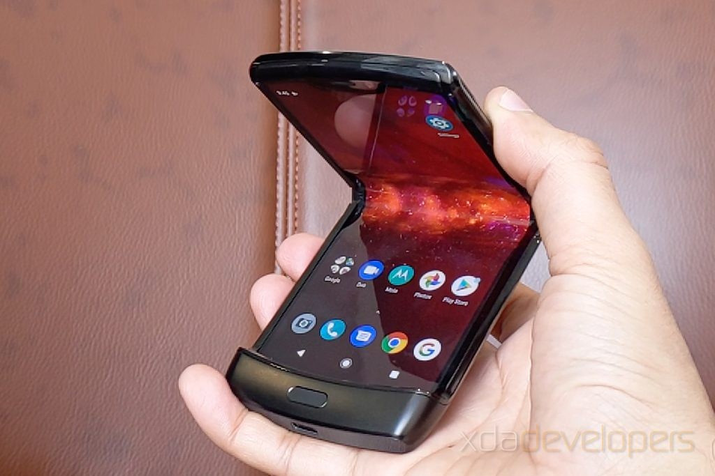 Đầu năm 2020, Motorola trình làng điện thoại màn hình gập Razr.