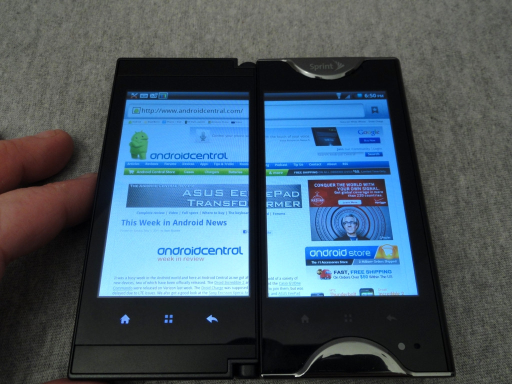 Chiếc Kyocera Echo được nhiều người nhớ đến như một trong những thiết bị smartphone gập đầu tiên được bán thực tế trên thị trường, sở hữu 2 màn hình thay vì một màn hình gập mở.