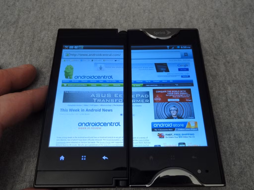 Chiếc Kyocera Echo được nhiều người nhớ đến như một trong những thiết bị smartphone gập đầu tiên được bán thực tế trên thị trường, sở hữu 2 màn hình thay vì một màn hình gập mở.