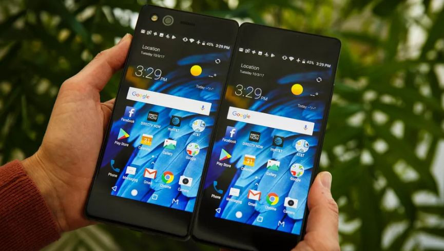 Dựa trên ý tưởng từ Kyocera Echo, năm 2017 chiếc Axon M đến từ ZTE ra đời. Lúc này hai màn hình đã được kết nối với nhau bằng một bản lề.