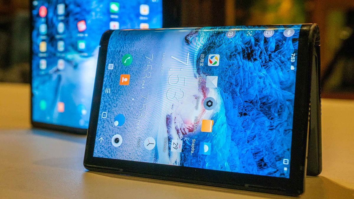 Không từ bỏ tham vọng công ty công nghệ Trung Quốc ít người biết đến là Royole gây bất ngờ khi ra mắt chiếc điện thoại có màn hình OLED dẻo đầu tiên trên thế giới.