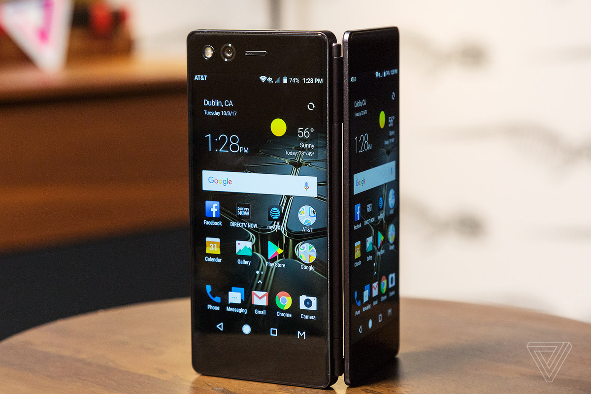 Tuy tiện dụng song chiếc điện thoại này được đánh giá là có phần ''bản lề'' ảnh hưởng quá nhiều đến trải nghiệm người dùng.