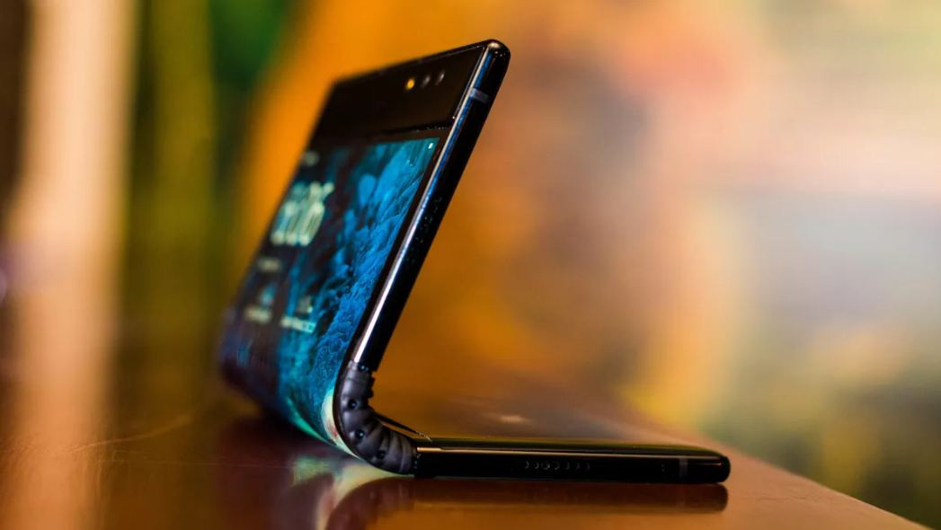 Máy có tên gọi FlexPai, sở hữu màn hình 7,8 inch dù vậy không khít lại với nhau ở chế độ gập. Điều này khiến nó khá cồng kềnh và khó cầm.