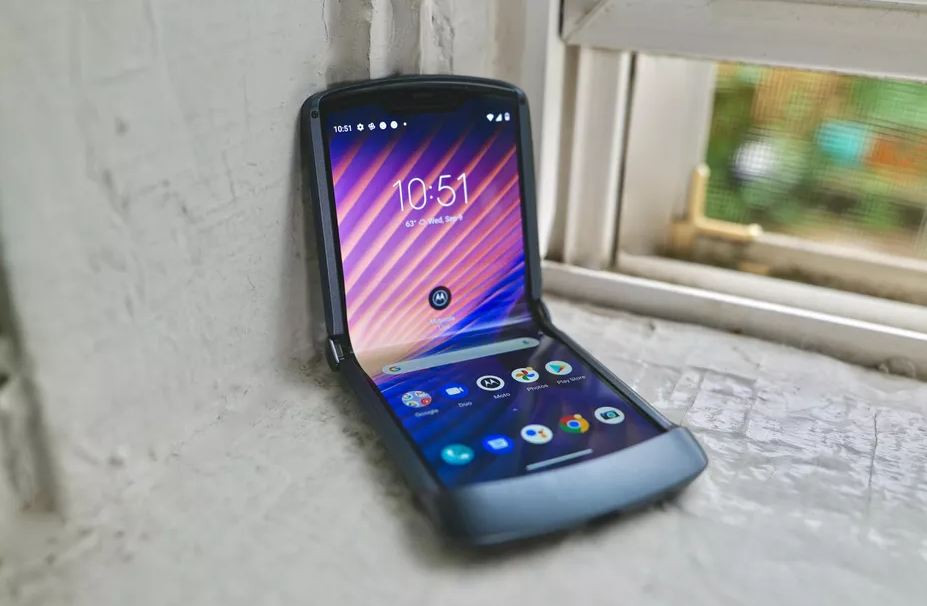 Và mới đây nhất là phiên bản Rarz 5G 2020 đã cải tiến hơn nhiều về tính năng. Motorola hứa hẹn đây là chiếc smartphone màn hình gập ''nồi đồng cối đá'' nhất có thể gập mở lên tới 200.000 lần.