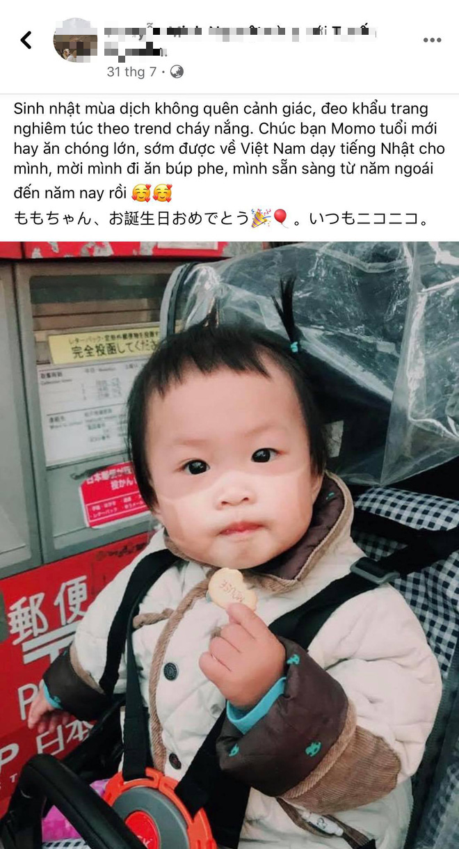 Điều này khiến nhiều người cho rằng những em bé này vì đeo khẩu trang đi dưới trời nắng nên đã bị cháy nắng đến mức in rõ hình chiếc khẩu trang quanh miệng.