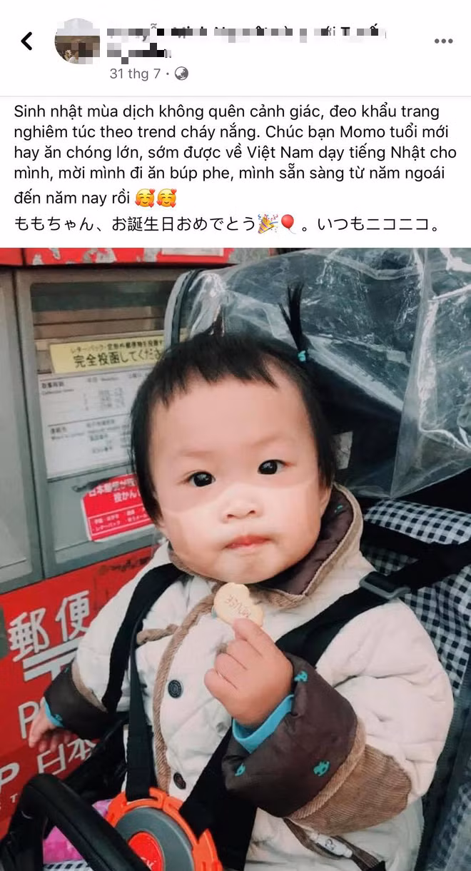 Điều này khiến nhiều người cho rằng những em bé này vì đeo khẩu trang đi dưới trời nắng nên đã bị cháy nắng đến mức in rõ hình chiếc khẩu trang quanh miệng.