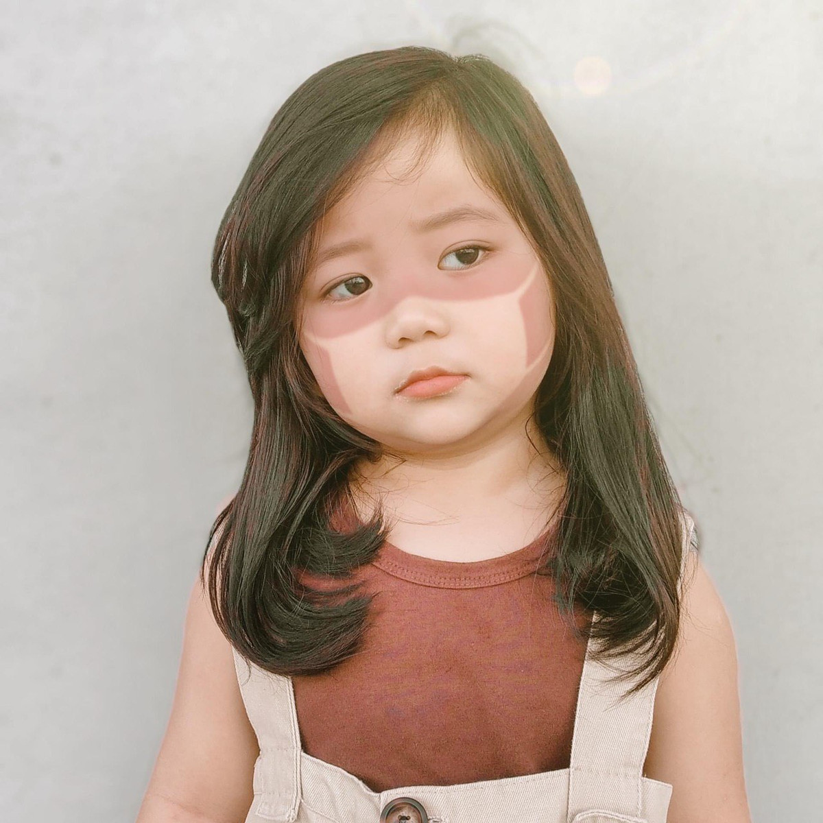 Em bé Hàn Quốc ''gây bão'' mạng vì cháy nắng mà vẫn cực xinh.