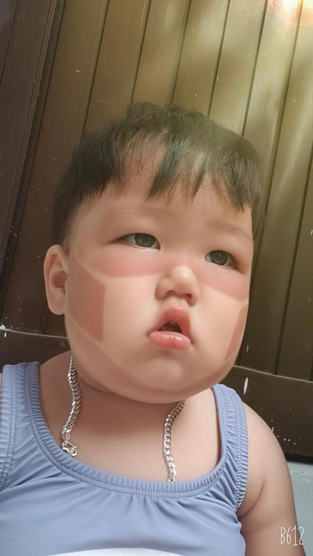 Chắc hẳn không ít người sẽ thở phào nhẹ nhõm khi biết sự thật về những tấm ảnh cháy nắng vì đeo khẩu trang gây sốt mạng xã hội và yên tâm đeo khẩu trang chống dịch ngay cả vào những ngày nắng nóng.