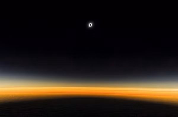 Hiện tượng nhật thực hình khuyên độc đáo từ cửa sổ máy bay - tác phẩm từ nhiếp ảnh gia Tomás Westenenk với chiếc Galaxy S10 + của mình.