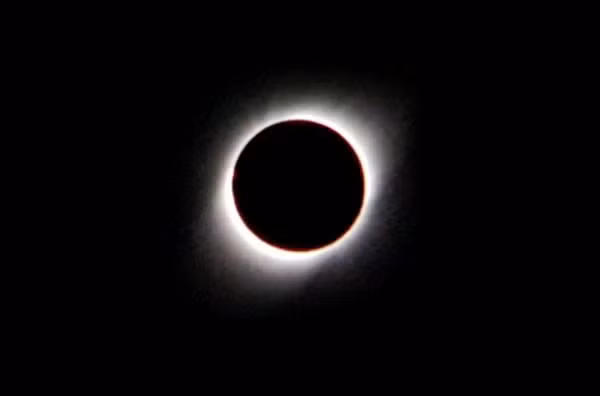 Vào lúc cực điểm của nhật thực, Mặt Trăng sẽ che khuất 99,4% Mặt Trời.