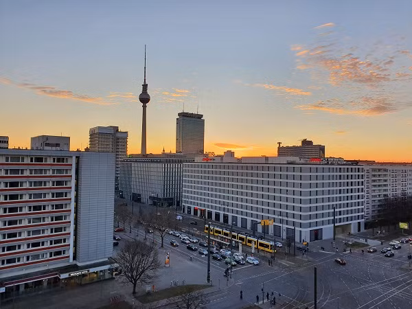 Galaxy S10+ sở hữu hệ thống 3 camera sau bao gồm một camera góc rộng (77 độ) 12 MP, khẩu độ kép f/1.5-F/2.4, một camera telephoto (45 độ) 12 MP khẩu độ f/1.4 và một ống kính góc siêu rộng (123 độ) 16 MP khẩu độ f/2.2.