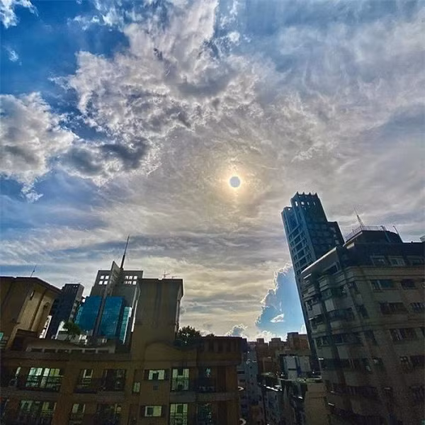 Hình ảnh nhật thực tại thành phố Cao Hùng, Đài Loan được chụp bằng iPhone.