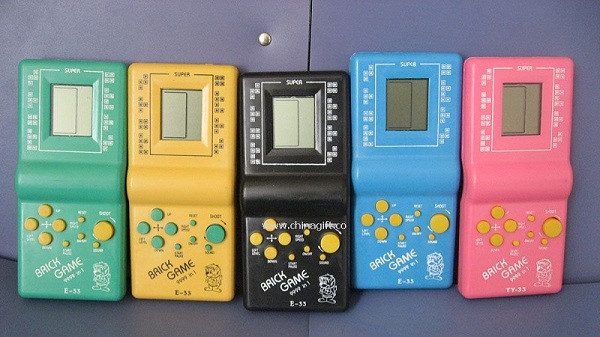 Máy có màn hình đơn sắc, âm thanh 8 bit, chạy băng pin con thỏ hết sức đơn giản và chỉ có đúng một trò xếp gạch. Khoảng 20 năm về trước, để mua chiếc máy này bạn phải bỏ ra 15 - 20 nghìn đồng, là cả gia tài với game thủ nhí.