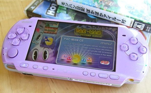 Màn hình to, cấu hình khỏe, chơi được nhiều game hay, nhưng đi kèm với đó là nhược điểm thời lượng pin khá ngắn.