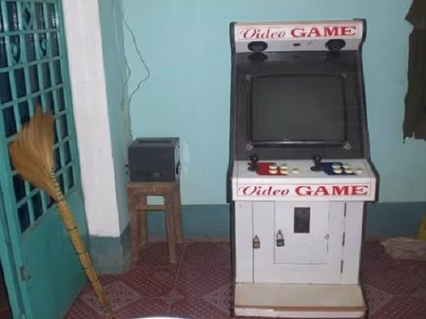 Vào thời bấy giờ, hình ảnh cũng như âm thanh của hàng loạt những game từ đua xe, bắn súng,...trên chiếc máy chơi game thùng luôn là thứ hấp dẫn trẻ em nhất. Ngoài các gia đình đủ điều kiện sắm một máy điện tử thùng thế này thì trung tâm thương mại chính là điểm đến lý tưởng.