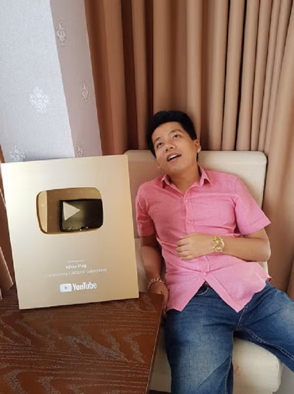Là một trong những YouTuber đình đám trong lĩnh vực review du lịch - ẩm thực thời điểm hiện tại, Khoa Pug đồng thời cũng là vlogger "tai tiếng" với không ít phát ngôn và hành động gây sốc.