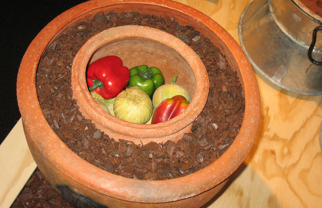 Hơn nữa, cấu trúc nghe đơn giản là vậy nhưng có một yêu cầu nhỏ là chậu bên ngoài phải làm bằng vật liệu xốp, không tráng men hay bất cứ biện pháp phủ bề mặt nào khiến nước không thể bay hơi. Kích cỡ chậu càng lớn thì tỉ lệ giữa mặt ngoài và buồng lạnh sẽ càng thấp, hiệu quả của Zeer Pot cũng giảm xuống.