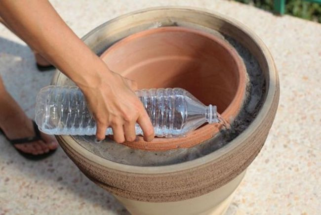 Mặc dù ông bà ta thời xưa sử dụng Zeer Pot với mục đích là bảo quản thức ăn được tươi lâu hơn nhưng điều gây sốc là, nếu đặt ''tủ lạnh'' này trong một môi trường cực khô, có độ ẩm không khí rất thấp và luồng gió nhẹ thổi qua iên tục thì khoảng không chứa thức ăn bên trong Zeer Pot có thể hạ xuống tới mức gần 6 độ C.