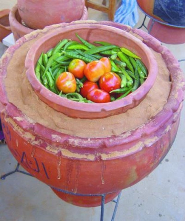 Loại "tủ lạnh" mà người xưa vẫn dùng còn được gọi là Zeer Pot, từng được sử dụng rất phổ biến ở vùng nông thôn Châu Phi và Trung Đông, nơi có nắng nóng khủng khiếp và nhiệt độ có thể lên tới 50 độ C. Ngày nay nó vẫn được nhiều hộ nghèo sử dụng để bảo quản rau củ quả.