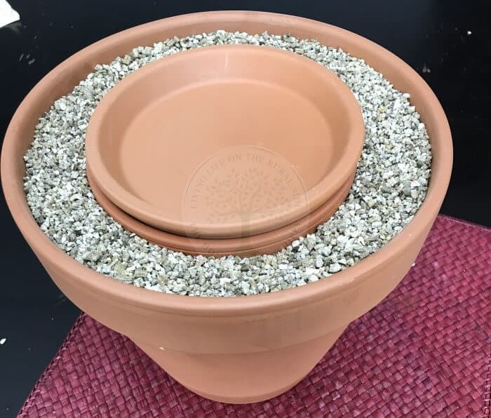 Zeer Pot có cấu tạo cực đơn giản, chỉ bao gồm 2 chiếc chậu đất nung lồng vào nhau, ở giữa 2 lớp chậu có đổ một lớp cát ướt để cách nhiệt lớp trong với môi trường và thu nhiệt trong chậu đẩy ra ngoài môi trường.