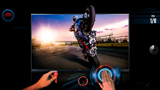 TV được trang bị thêm trợ lý ảo thông minh giúp gọi nhanh các ứng dụng và tìm kiếm các thông tin cần thiết ngay trên TiVi. Trợ lý ảo này còn hỗ trợ nhiều chức năng độc đáo khác tuy nhiên điều này cần người dùng đánh giá khi sử dụng thực tế.