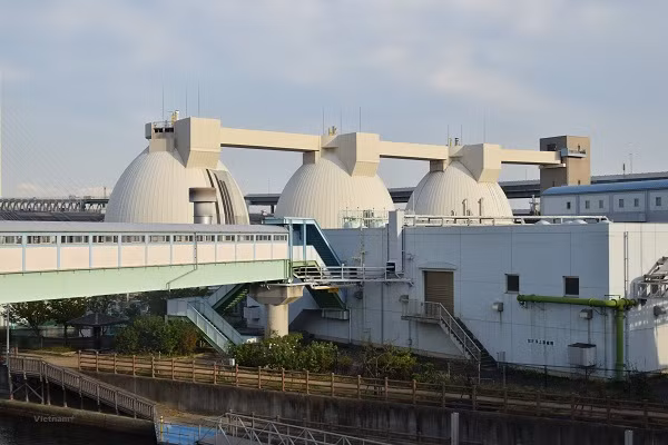 Nhận Bản sử dụng đốt rác bằng tầng sôi, phương pháp hiệu quả để đốt những vật liệu khó cháy. 20,8% tổng lượng rác thải hằng năm được Nhật Bản đưa vào tái chế, đặc biệt là các chai nhựa PET, biến chúng thành sợi may quần áo, túi, thảm và áo mưa.