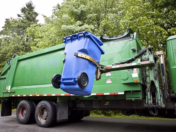 Đến 60% lượng điện tiêu thụ và nhiệt cung cấp cho hệ thống sưởi tại đây lại đang được cung cấp từ một nhà máy tái chế rác thải, trong vòng bán kính khoảng 300 m tính từ các khu dân cư. Tại đây, 55% rác được đốt trở thành nguồn cung cấp điện và khí sưởi, phần còn lại tái chế thành nguyên vật liệu mới hoặc thành phân bón sinh học, khí sinh học.