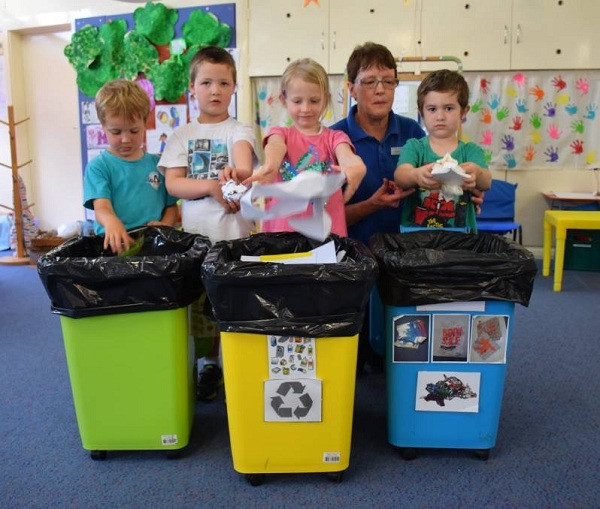 Tại Đức, nơi từng có 50.000 bãi chôn lấp rác và hiện giảm xuống chỉ còn khoảng 200 bãi, việc tái chế rác và biến rác thành năng lượng giúp quốc gia này tiết kiệm 3,7 tỷ euro mỗi năm. Một trong những sáng kiến về tái chế rác của Đức được nhiều quốc gia liên minh châu Âu làm theo, đó là phân loại rác.