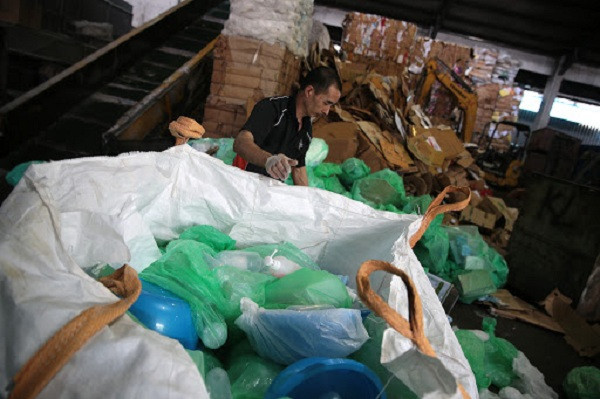 Ngoài những thành công trong việc phân loại rác thải và giảm số lượng bãi chôn lấp rác, nước Áo rất chú trọng phát triển các công nghệ tiên tiến để xử lý rác thải. Công ty công nghệ sinh học của nước này đã phát triển phương pháp sử dụng enzyme từ vi khuẩn để tái chế nhựa PET thường được dùng để sản xuất chai nhựa đựng nước dùng một lần.