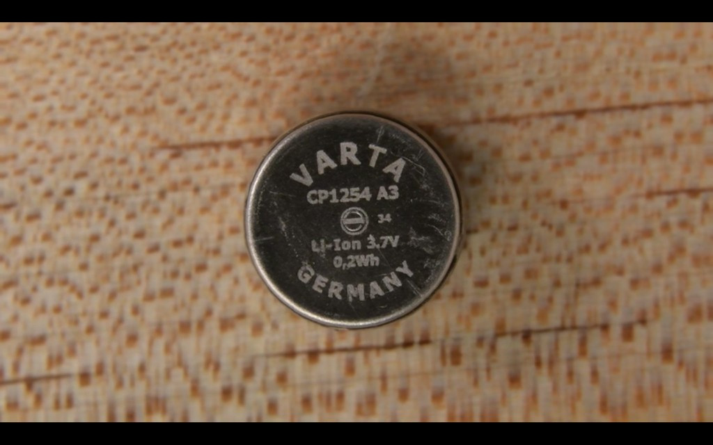 Youtuber này nhận xét, pin có kích thước tiêu chuẩn và không quá khó để thay thế, nhưng bạn sẽ phải nhẹ nhàng nhấc drive ra trước khi tháo pin.