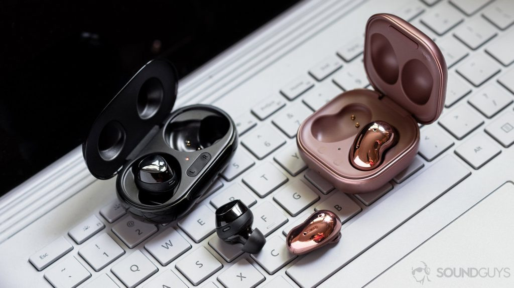 Cùng với bộ đôi Samsung Galaxy Note 20, tai nghe không dây đời mới của Samsung - Galaxy Buds Live cũng được trình làng vào sự kiện Unpacked ngày 5/8. Tai nghe mới này của ông lớn công nghệ Hàn Quốc gây ấn tượng bởi thiết kế hình hạt đậu độc đáo.