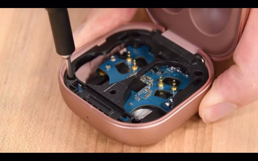 Bên cạnh màn "mổ xẻ" Galaxy Buds Live của Samsung, iFixit cũng thực hiện tháo tung hộp sạc của tai nghe này.