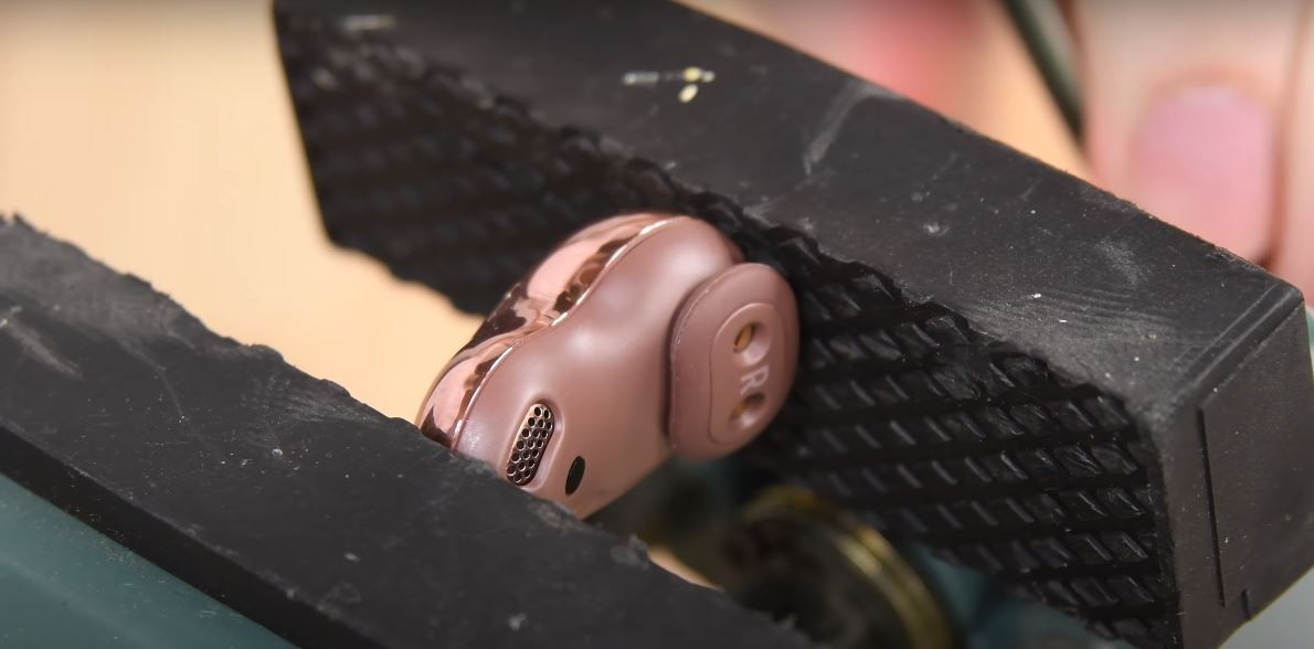 Và mới đây hạt đậu nhỏ Galaxy Buds Live này đã trở thành đối tượng thử nghiệm của Youtuber iFixit - chuyên gia "mổ xẻ" các thiết bị công nghệ điện tử đời mới.