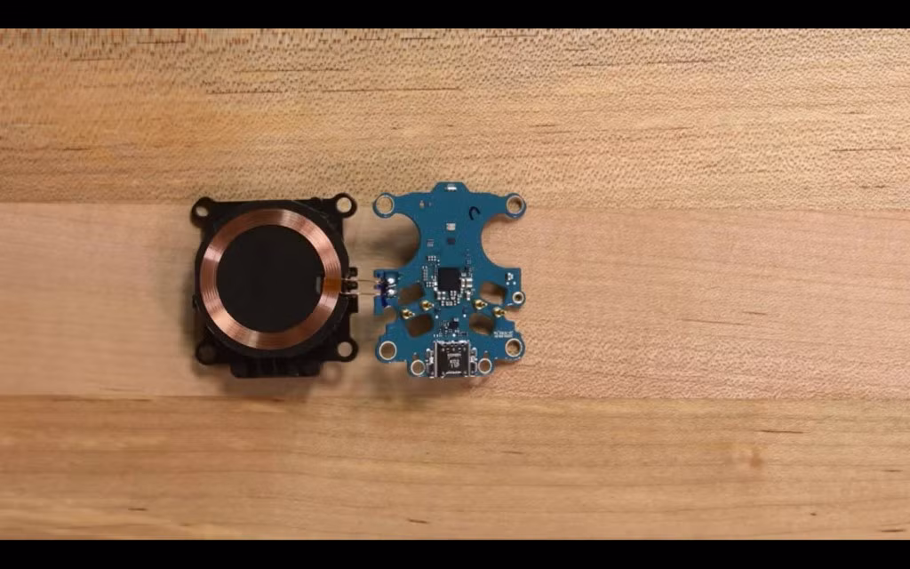 Youtuber này cũng chỉ cho người xem thấy được khi tai nghe được sạc, bộ phận nào trong chiếc hộp này sẽ có vai trò truyền nguồn điện.